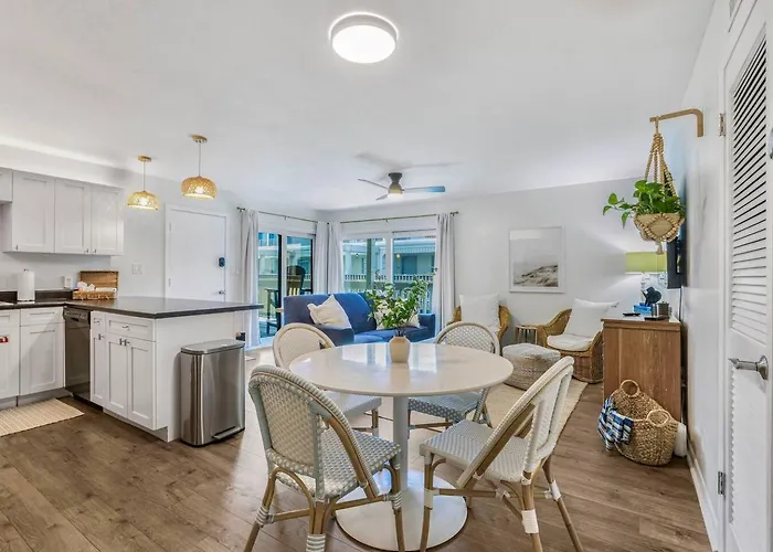 Beachfront Retreat, Private Access, Pool - With View And Balcony *