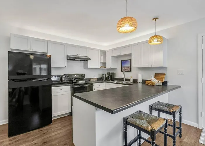 Beachfront Retreat, Private Access, Pool - With View And Balcony *