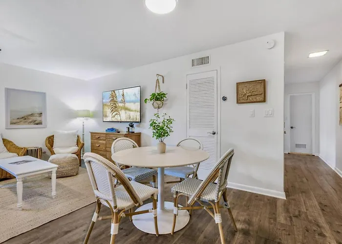 Beachfront Retreat, Private Access, Pool - With View And Balcony *